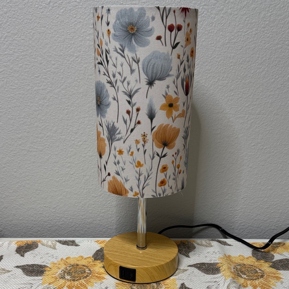 🌸 Floral Touch Table Lamp with USB & Type-C Charging - Picture 6 of 8